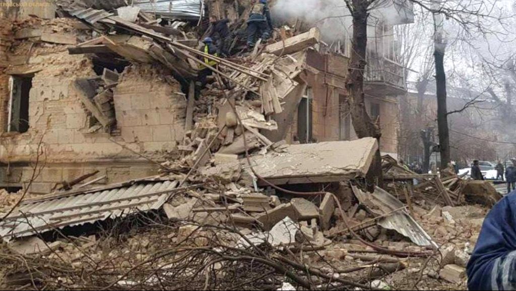 Ötemeletes lakóházat ért rakétatámadás, legkevesebb hárman meghaltak