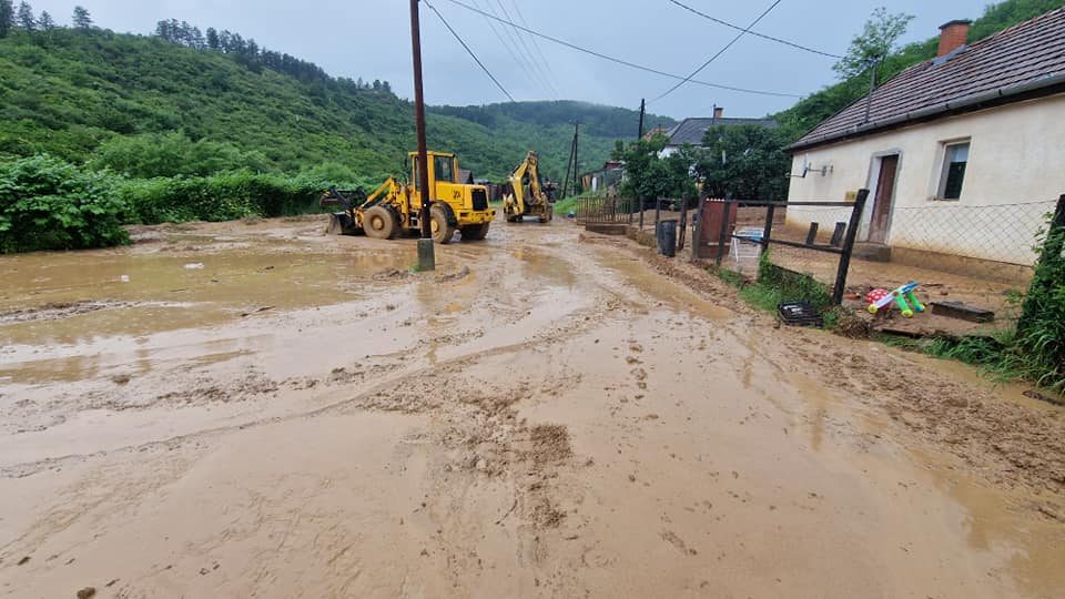 Iszapos árvíz öntötte el Recsk egy részét, a Mátrán is komoly árvíz volt