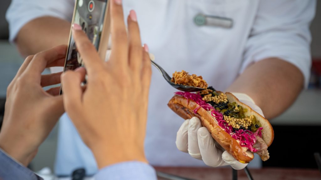 Medve, virágos hotdog, tücsök és homár: mit lehet és mit érdemes enni az idei Gourmet Fesztiválon?