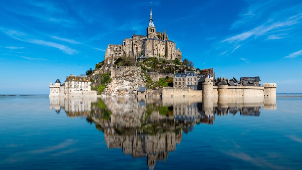 Alapításának ezredik évfordulóját ünnepli a franciaországi Mont-Saint-Michel-i apátság, ami sziget is, meg nem is
