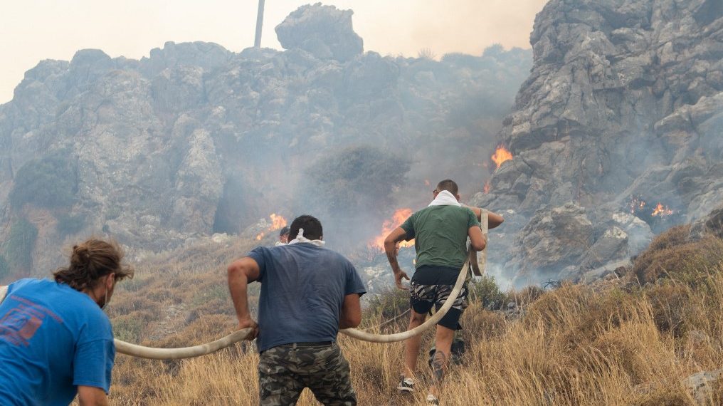 Σε εξέλιξη η μεγαλύτερη εκκένωση όλων των εποχών στην Ελλάδα στη Ρόδο