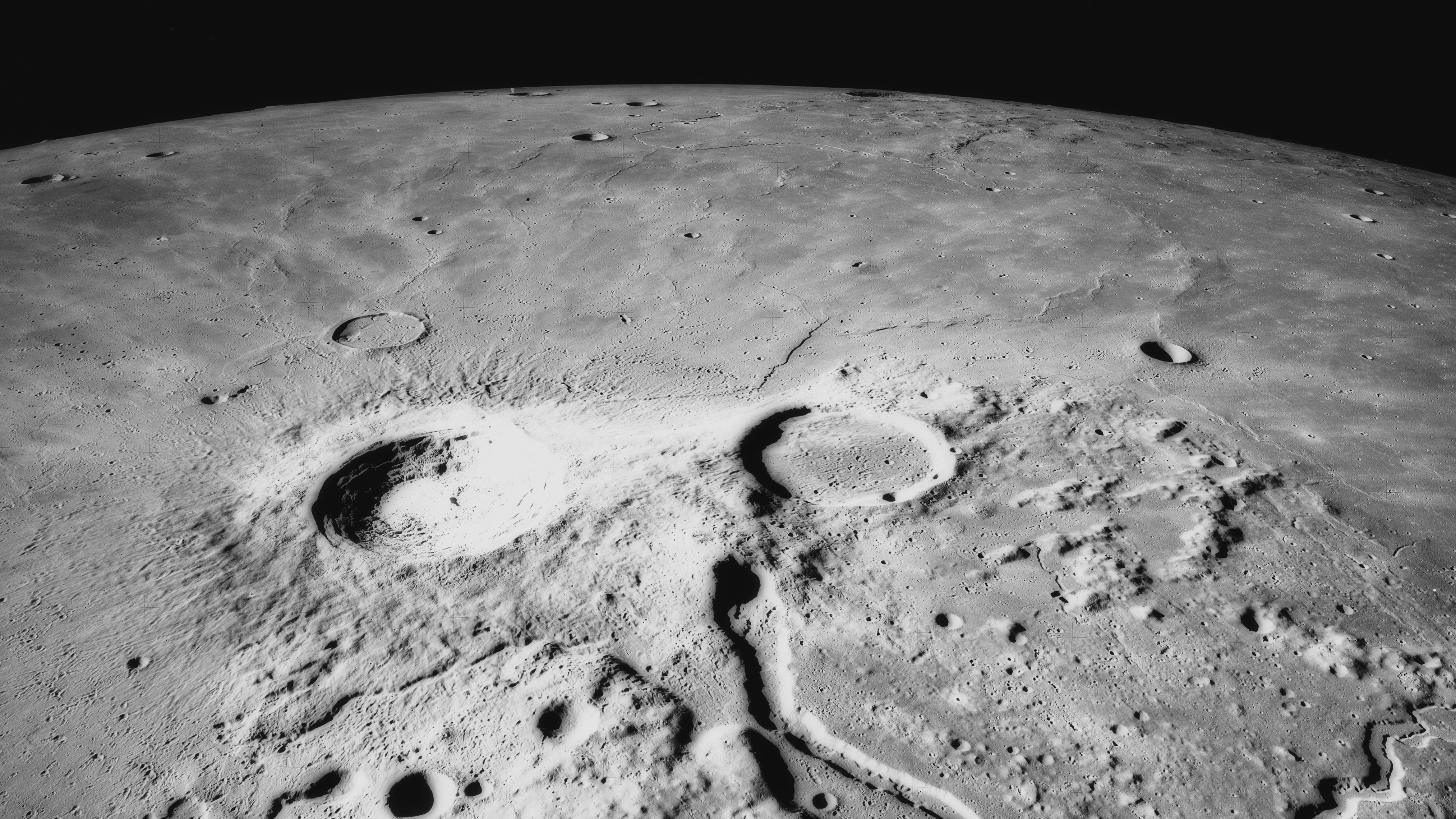 Большой кратер луны. Кратер Аполлон на Луне. Луна кратер Гесиод. Аполло 15 на Луне. Реголит на Луне.