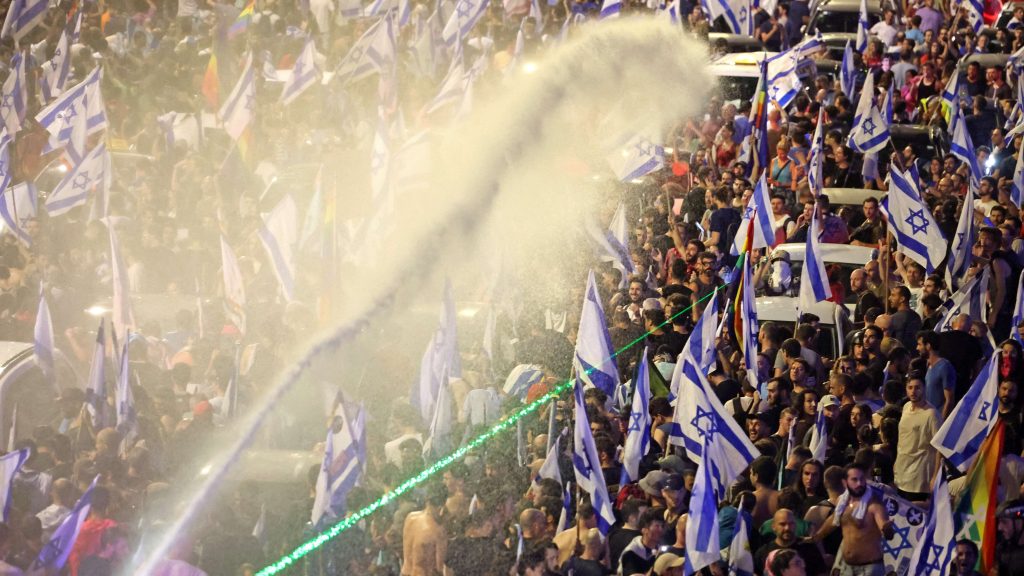 Vízágyúval oszlatta a tömeget a rendőrség Izraelben