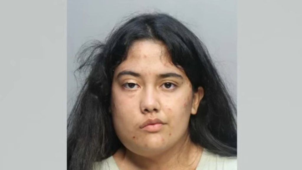 Letartóztattak egy 18 éves anyát Miamiban, akit azzal vádolnak, hogy a saját fia megölésére fogadott fel egy bérgyilkost