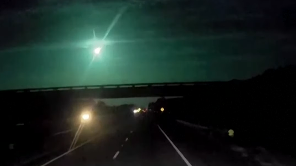 Látványos, zölden ragyogó meteort videóztak