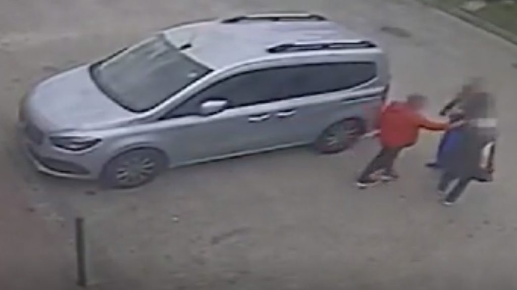 Rátámadt az apjával és a nagymamájával vitatkozó férfire – videó