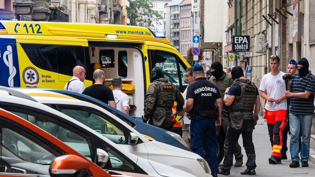 Páncélozott járművekkel vonult ki a TEK egy Visegrádi utcai perpatvarhoz