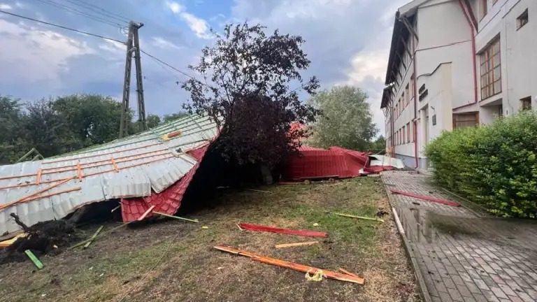 Elvitte a vihar a poroszlói iskola tetejét