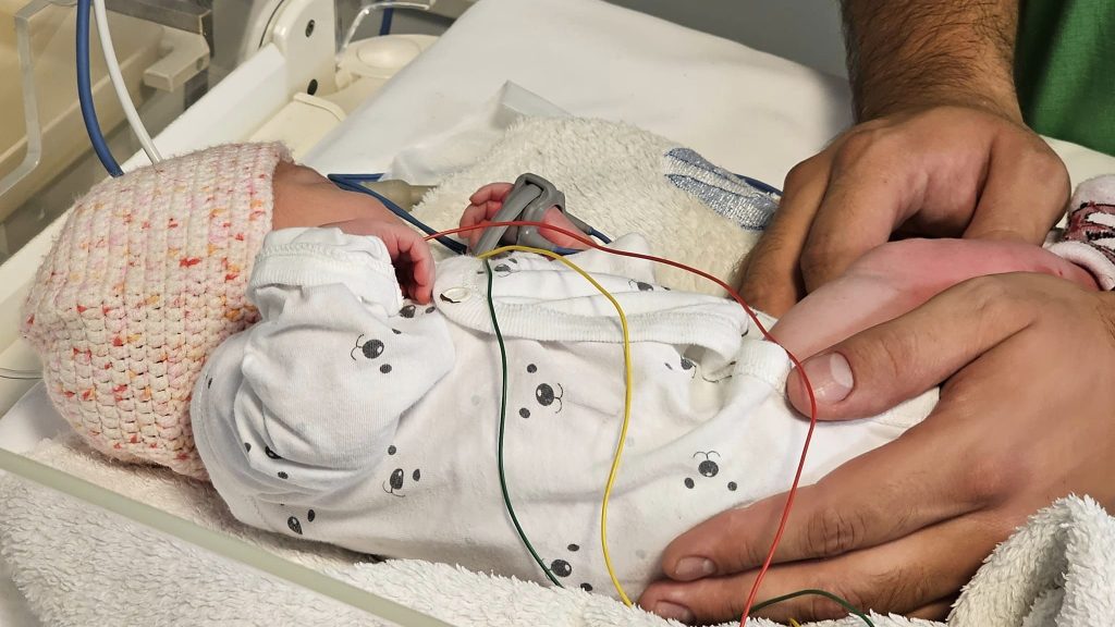 Újszülött kislányt helyeztek el reggel a Heim Pál kórház inkubátorában