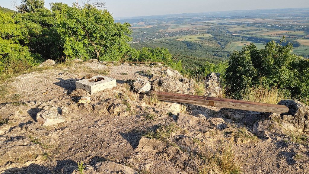 Ledöntöttek egy fakeresztet Látó-hegyen, és ülőkét csináltak belőle