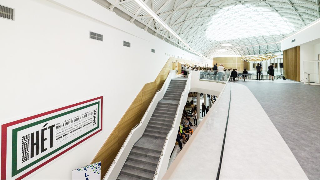 Orbán-idézeteket raktak ki egy csepeli gimnázium falára