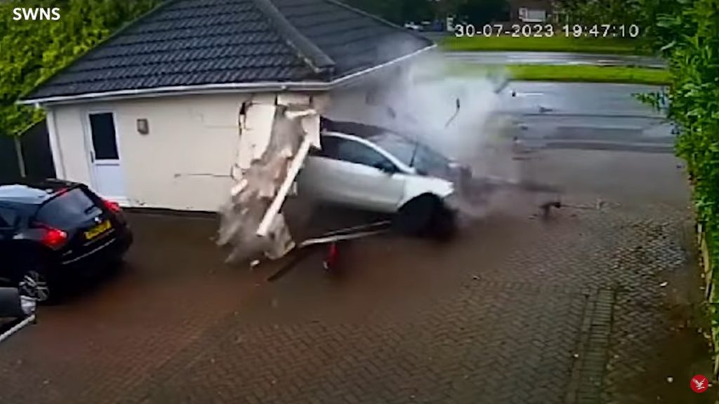 Videó: valósággal letarolta a garázst a becsapódó autó