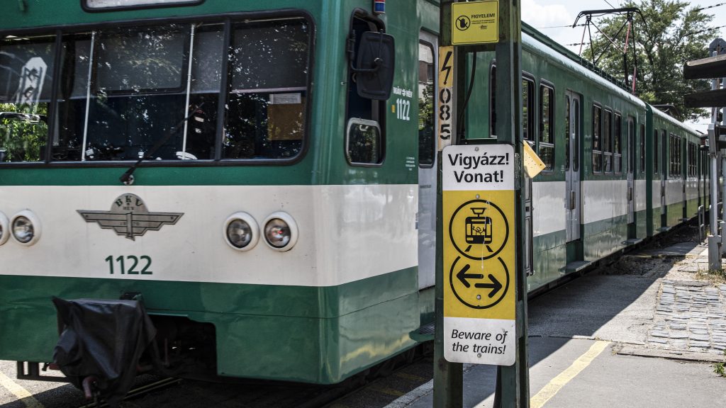 Füstölt a HÉV Óbudán, az Aquincumnál