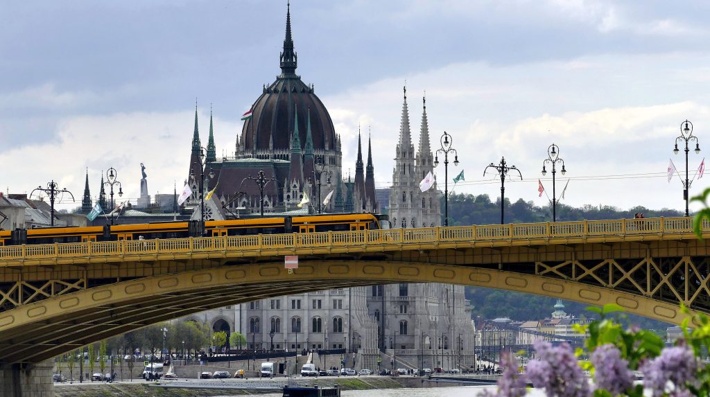 Feladták magukat és ittassággal magyarázták tettüket a Margit-híd kőkeresztjeit letörő fiatalok