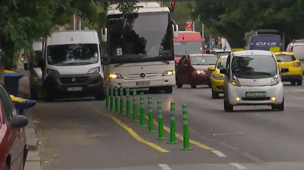 Taxisok szövetsége: a kerékpársávok miatt több a dugó