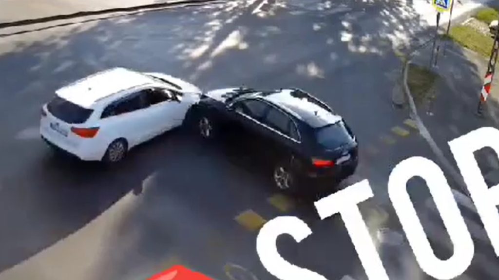Videón, ahogy fékezés nélkül hajt át a stoptáblánál a ceglédi balesetet okozó sofőr, három gyermek sérült meg miatta