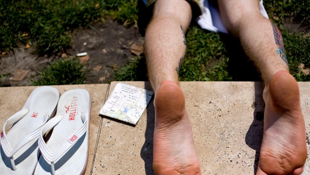 Tetoválása buktatta le a zuglói strandon napozó, többszörösen körözött férfit