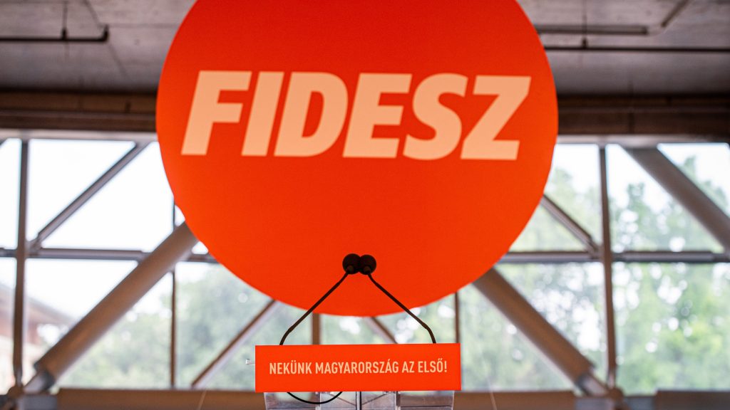 Üzent a Fidesz a hetek óta nem fizető Bookingnak