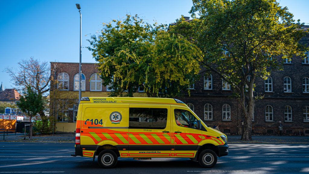 Levideózták, ahogy egy fiatal mentős szétver egy rohamkocsit