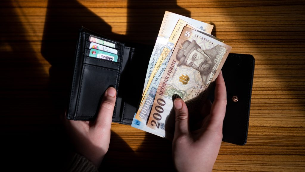 Célegyenesben a kormány terve, kiszívja a lakosság pénzét a bankokból az állam