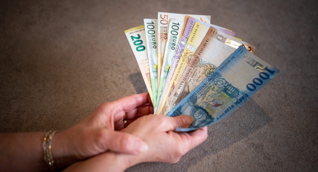 Gyengült a forint péntek délelőttre