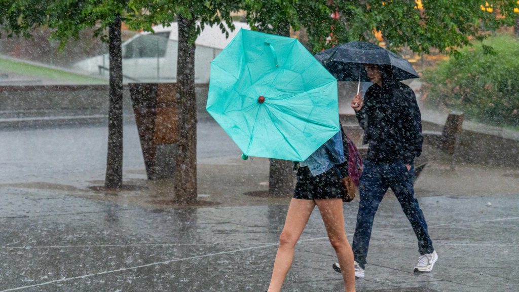 Zápor, zivatar váltja a tikkasztó hőséget