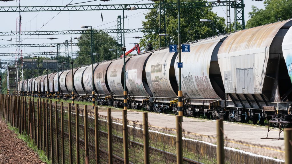 Egymástól 400 méterre állt meg egy InterCity és egy tehervonat