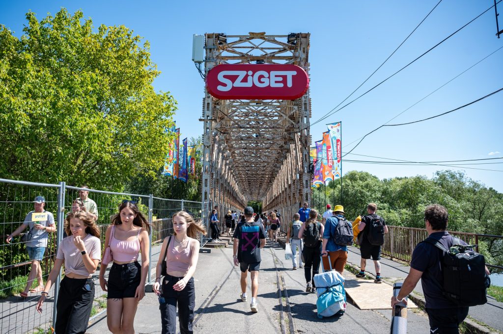 Hatalmas tömeg torlódott fel péntek éjjel a Sziget K-hídján