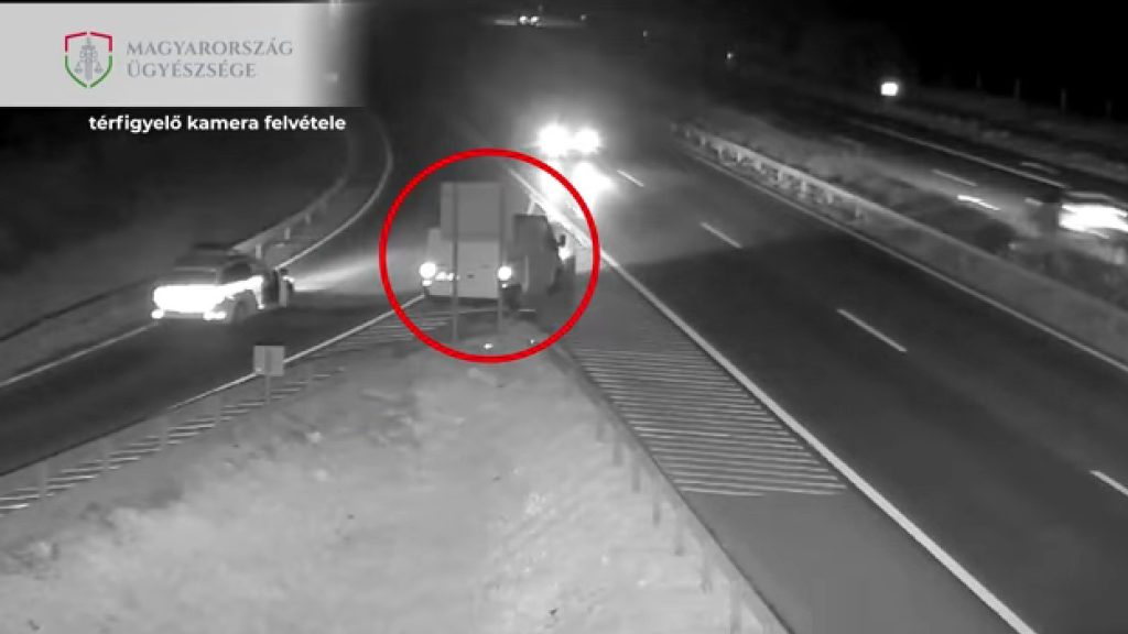Forgalommal szemben sodródott az autópályára a menekülteket szállító furgon