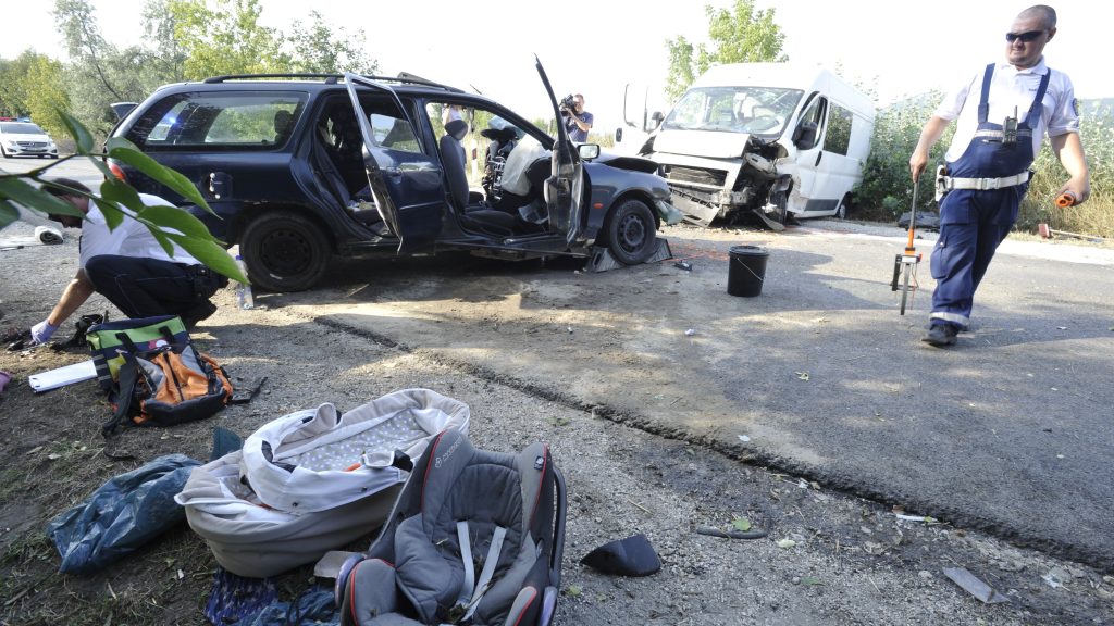 Tízből négy gyereket semmivel sem védenek az autókban
