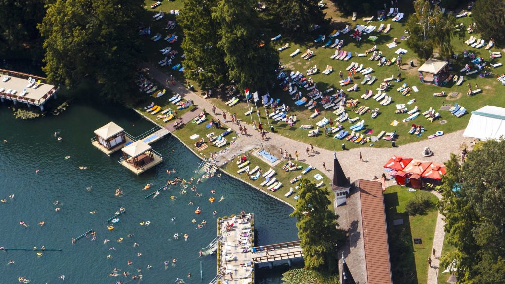 Értéktelen festményekkel fizettek ki egy 60 milliós házat áruló asszonyt Hévízen