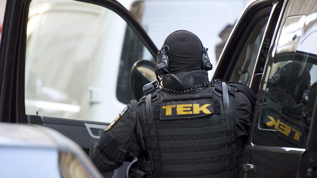 Bezárkózott és késsel őrjöngött a lakásában egy férfi Mosonmagyaróváron, TEK-esek hozták ki