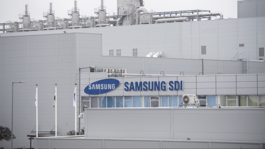 Selejtes akkuhulladékkal teli hordókat halmoztak fel egy tűzvédelem nélküli épületben Abasáron