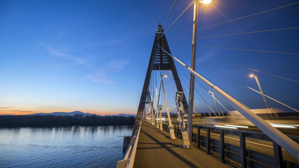 Dunában sodródó férfi holttestet találtak a Megyeri hídnál