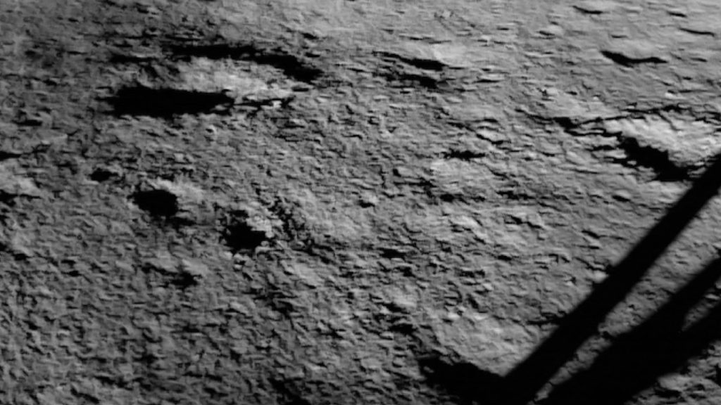 Megérkeztek az első képek a Hold déli sarkáról