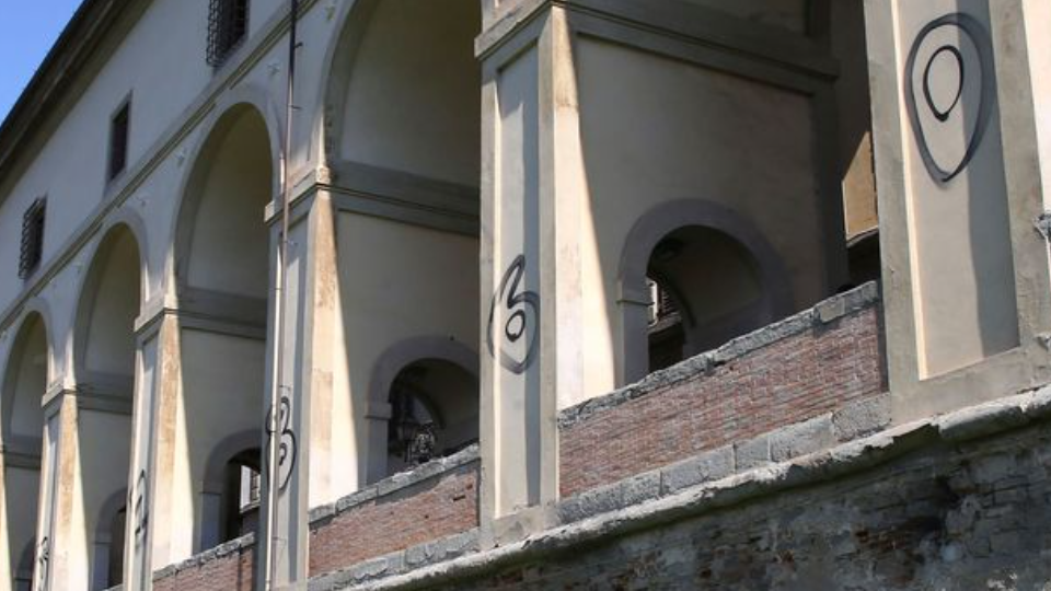 Fociszurkolók rongálták meg a 450 éves Vasari-folyosót Firenzében