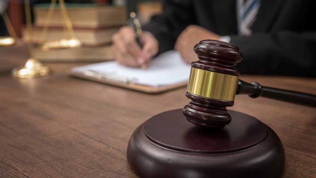 Három évet kértek a férfire, aki életveszélyesen összeverte a nejével kikezdő ismerősét