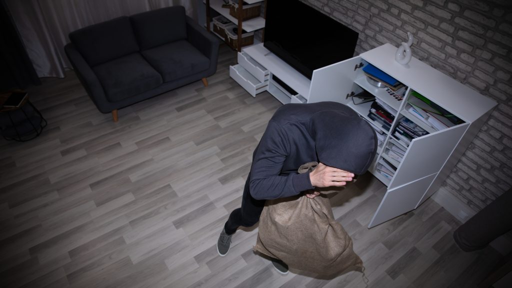 Szembeszállt a tolvajjal egy nő az utcán, amikor felismerte, hogy nála vannak a házából ellopott holmik