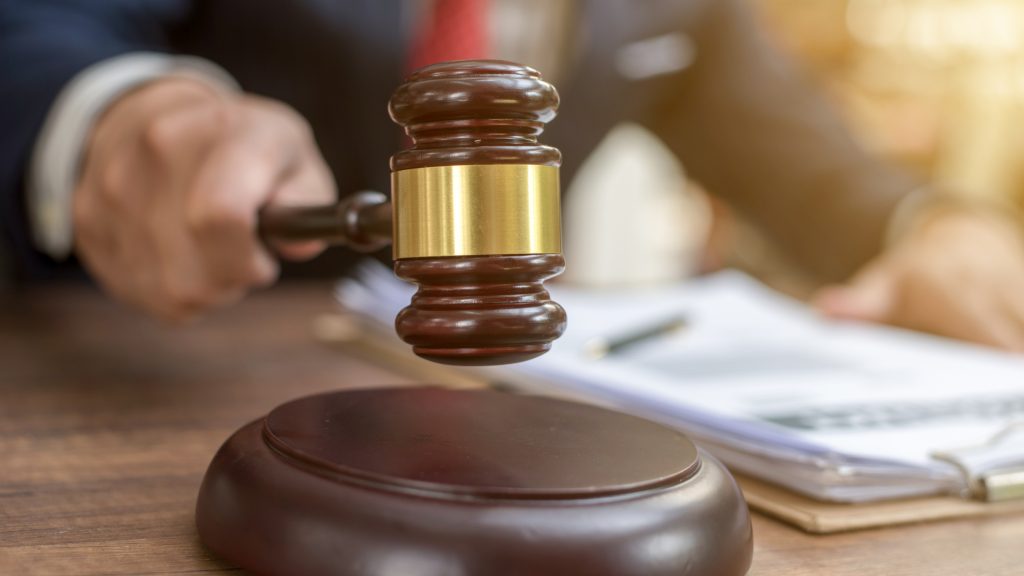 Tíz évet kapott a gyermekek megrontásával is vádolt férfi, aki megölte az őt lepedofilozó anyát