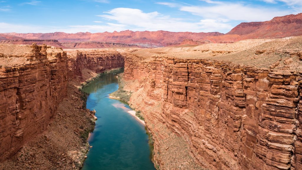 30 méteres zuhanást élt túl egy fiú, aki a fotózkodó turistákat kerülgette a Grand Canyonban