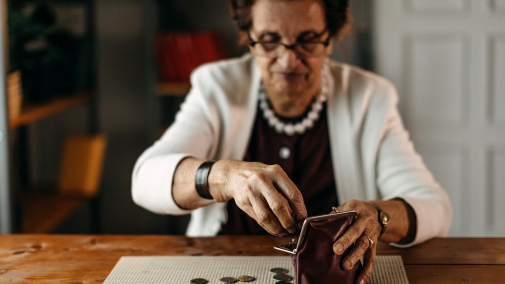 120 milliót csalt ki négy nyugdíjastól egy idősek lehúzására szakosodott család Budapesten