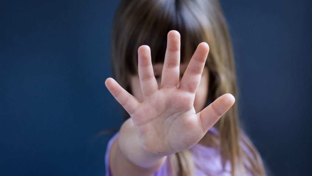 Megosztotta a 11 éves lányismerőséről kapott pornográf videót egy fiú a lány osztálycsoportjában