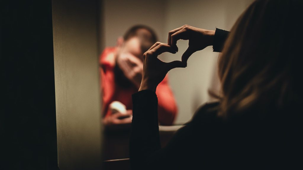 Rábízta a szívét egy rabra a börtönőrnő – most rá is börtönbüntetés vár