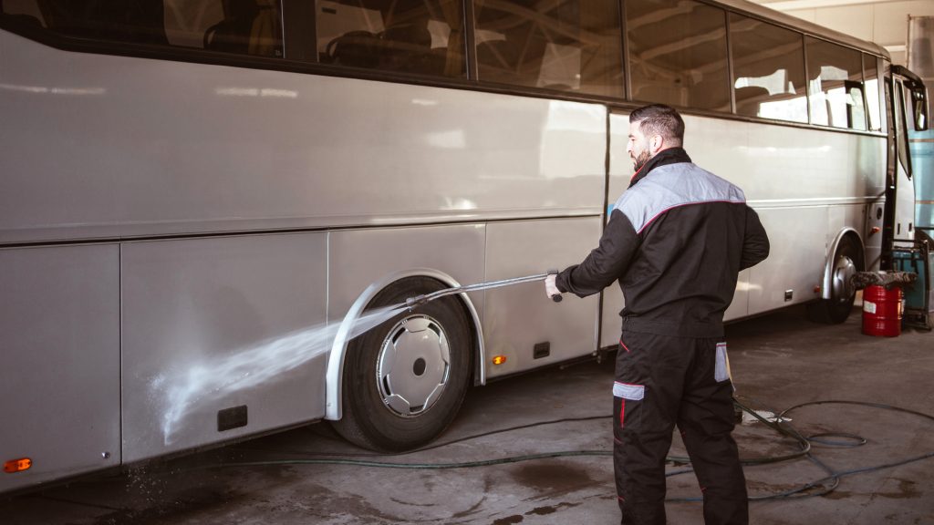 Kigyulladt egy távolsági busz az M3-ason