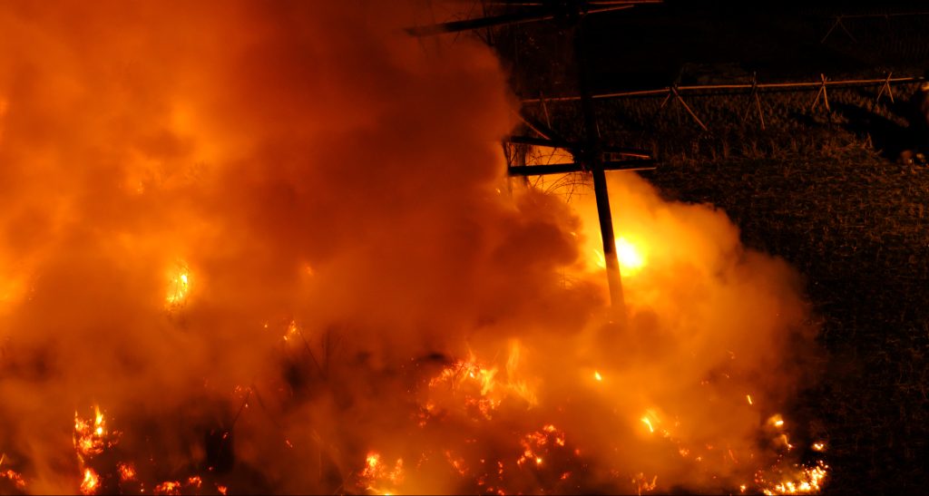 Lángol egy szalmabálákat szállító kamion Törtel és Nagykőrös között