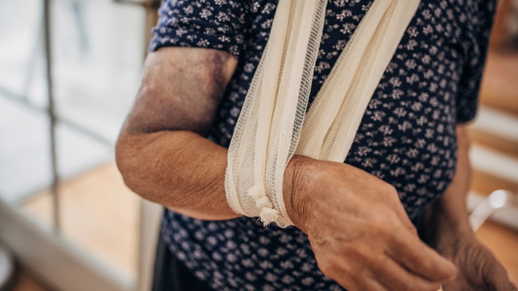 Beismerte tettét a férfi, aki anyjához vágta a vacsorát, majd súlyosan megverte egy seprűvel