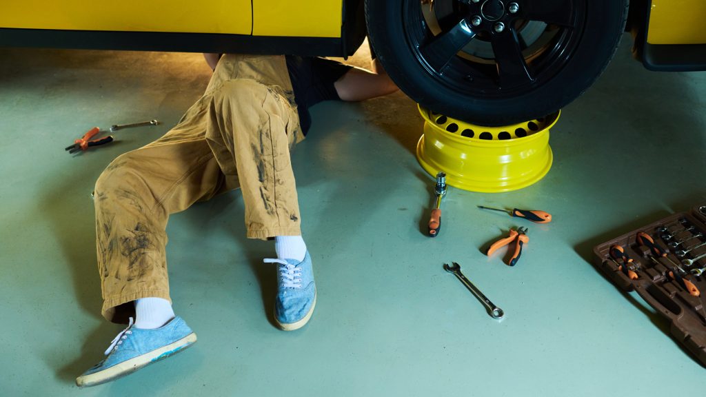 Elégedetlen volt a javítással, kalapáccsal esett az autószerelőnek