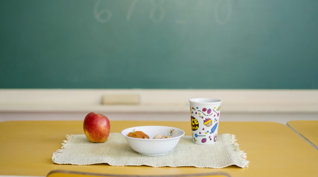 Őrjöngött, és fertőtlenítőt locsolt a nevelőnőjére egy 13 éves lány, mert elégedetlen volt az uzsonnával