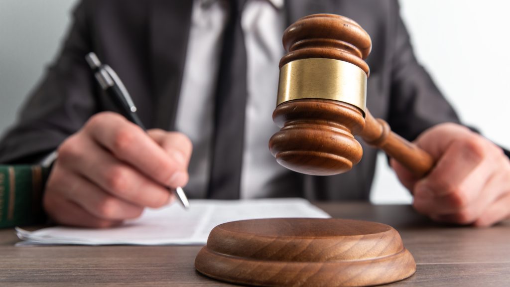 Életfogytiglant kértek a férfire, aki 10 éves korától erőszakolta a nevelt lányát