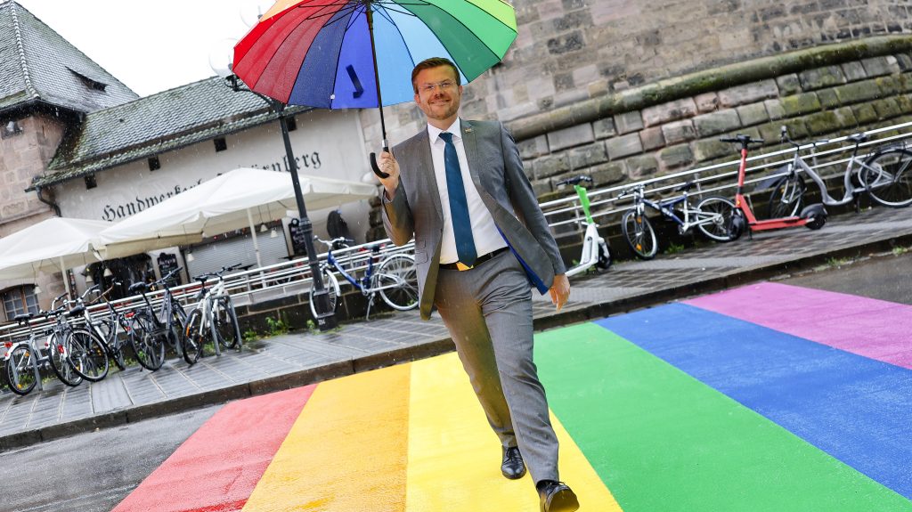 Szivárványszínű zebrát avattak Nürnbergben